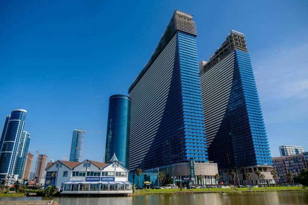 Отели орби. Батуми Твин Тауэрс. Orbi Tower Батуми. Orbi City Батуми. Башни Твинс Батуми.